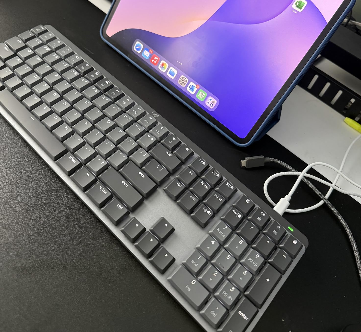 Logitech MX Mechanical Wireless Illuminated Keyboard Tactile - Graphite customer photo 1