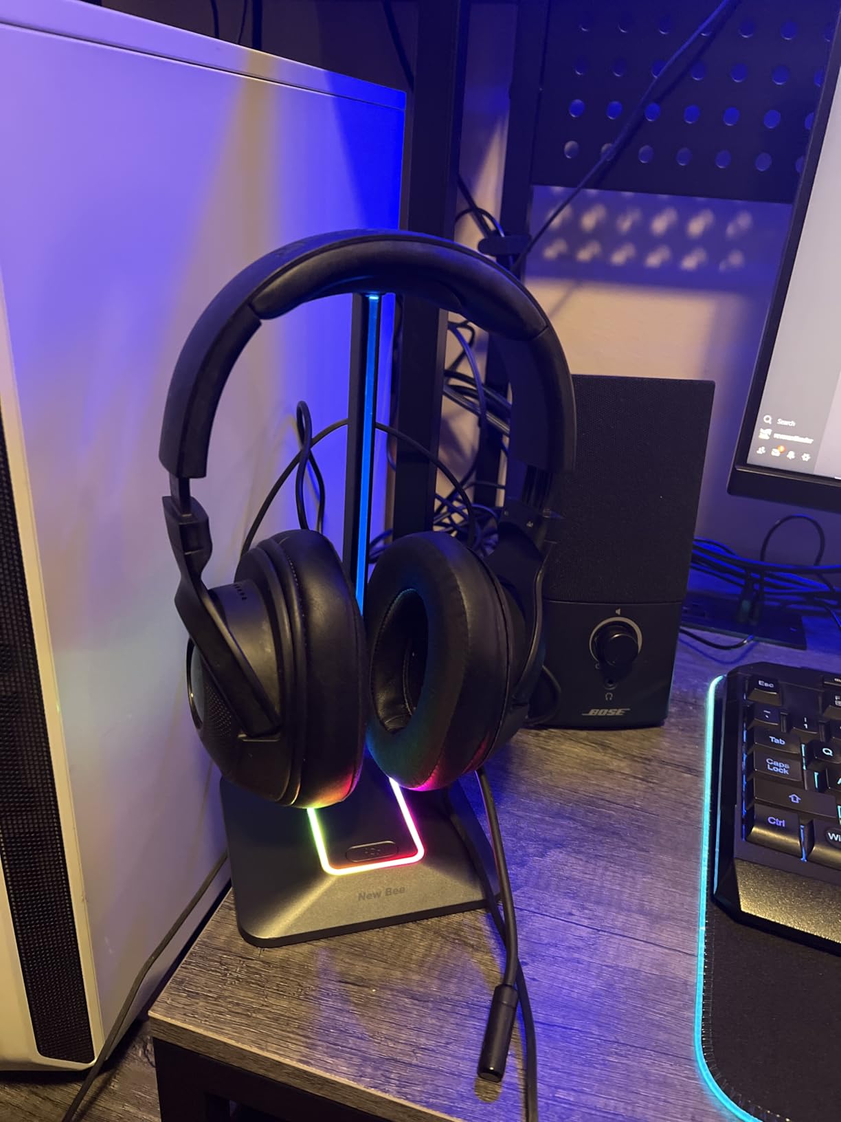 New Bee Headphone Stand with RGB Lighting, Sturdy Aluminum Gaming Headset Holder with USB-C & USB Charging Ports, Stable Desktop Earphone Stand for All Headphones Size, Black | USB-C & USB Charging Ports, Stable Desktop Earphone Stand for All Headphones Size customer photo 2