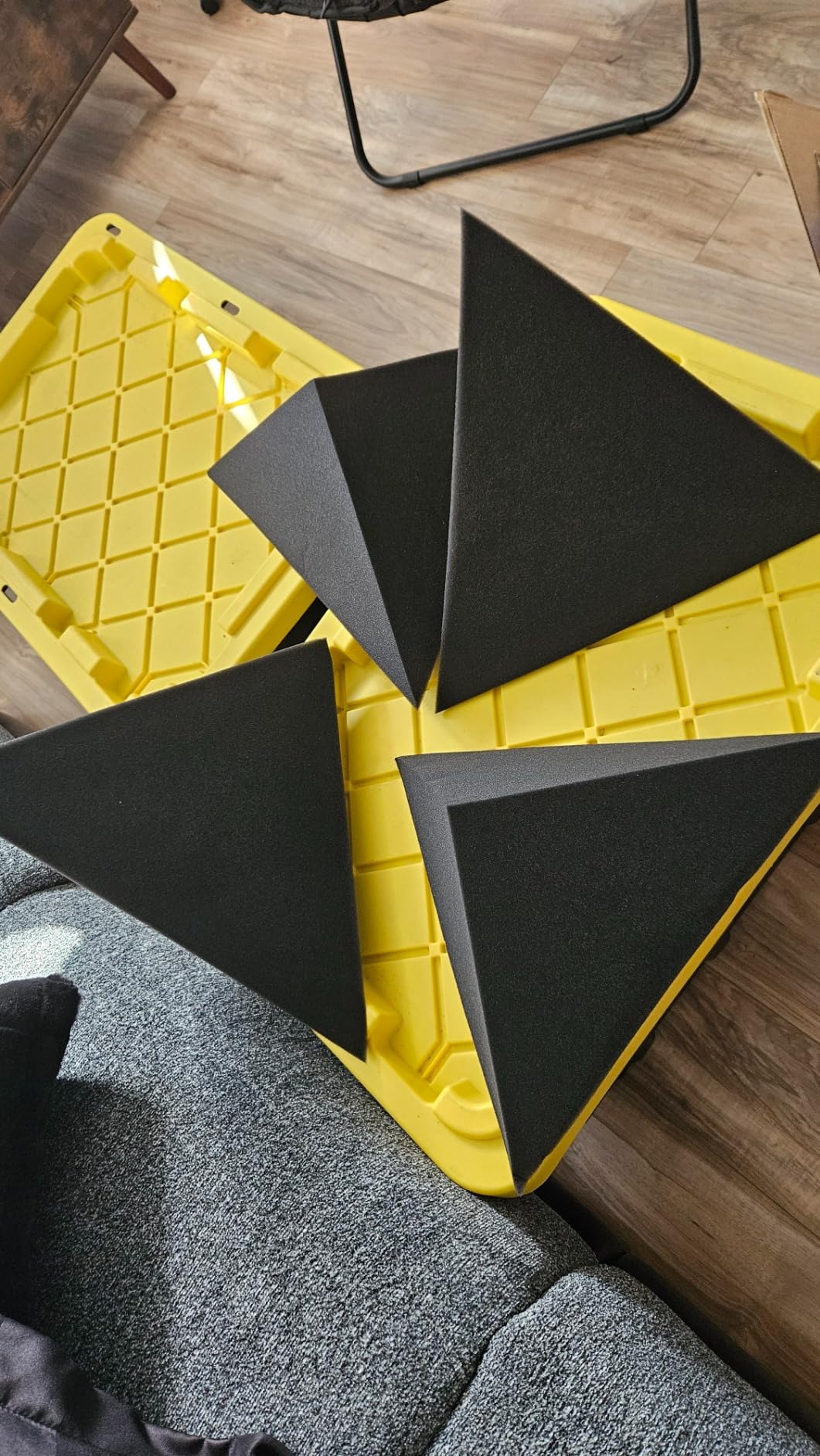 Foroomaco Triangular Pyramid Bass Traps for Ceiling Corners, 4 Pack, Black customer photo 1