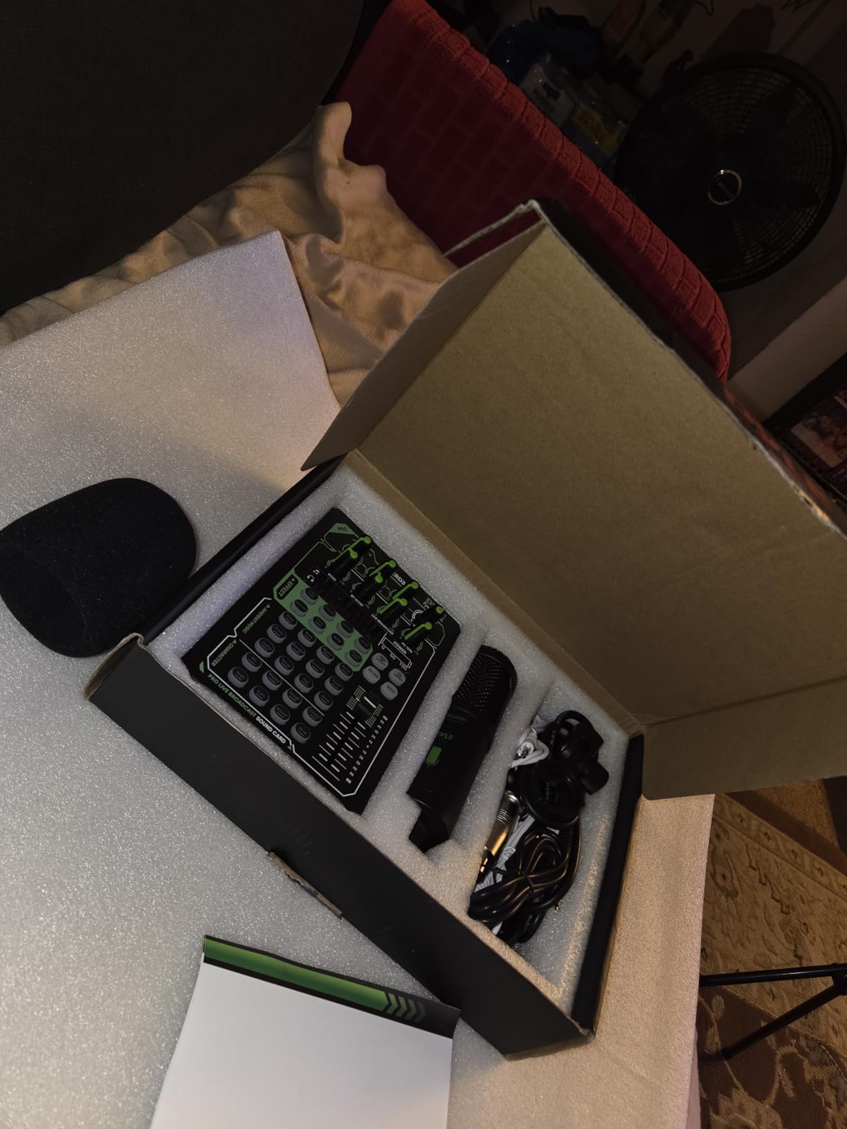 Pyle Pro Live Broadcast Sound Card | Rechargeable Mixer Kit w/ Condenser Mic | 8 Voice FX - 12 Presets | DSP Noise Reduction | Dual Mic Inputs | Solo Mode | Streaming, Podcasting, Gaming - PKSCRD308 customer photo 2
