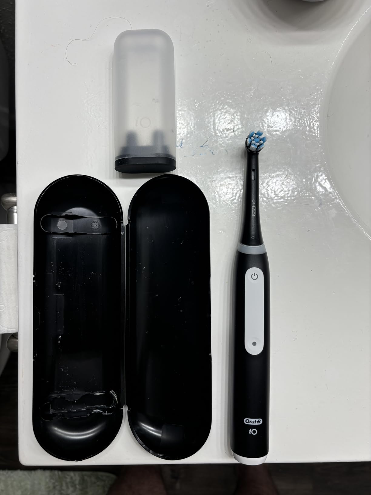 Oral-B Rechargeable Electric Toothbrush, iO3 Limited Deep Clean, 3 Cleaning Modes, Visual Pressure Sensor to Protect Gums, 2 Brush Heads, Travel Case, ICY Blue customer photo 1