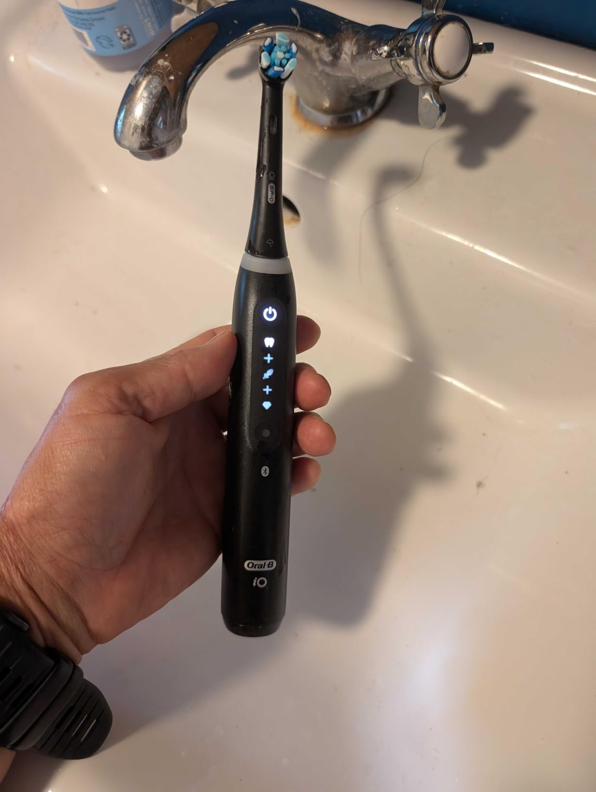 Oral-B Rechargeable Electric Toothbrush, iO5 Customizable Clean, 5 Cleaning Modes, Visual Pressure Sensor to Protect Gums, Travel Case, Black customer photo 1