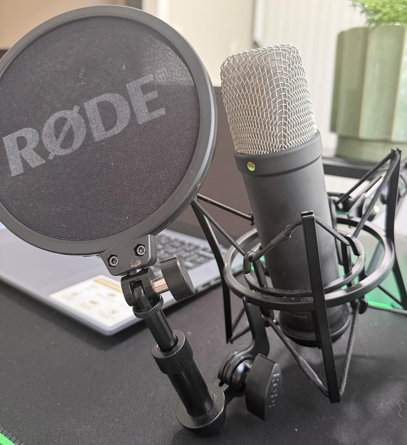 RØDE NT1 5th Gen Studio Condenser Microphone, XLR + USB-C, Silver customer photo 2