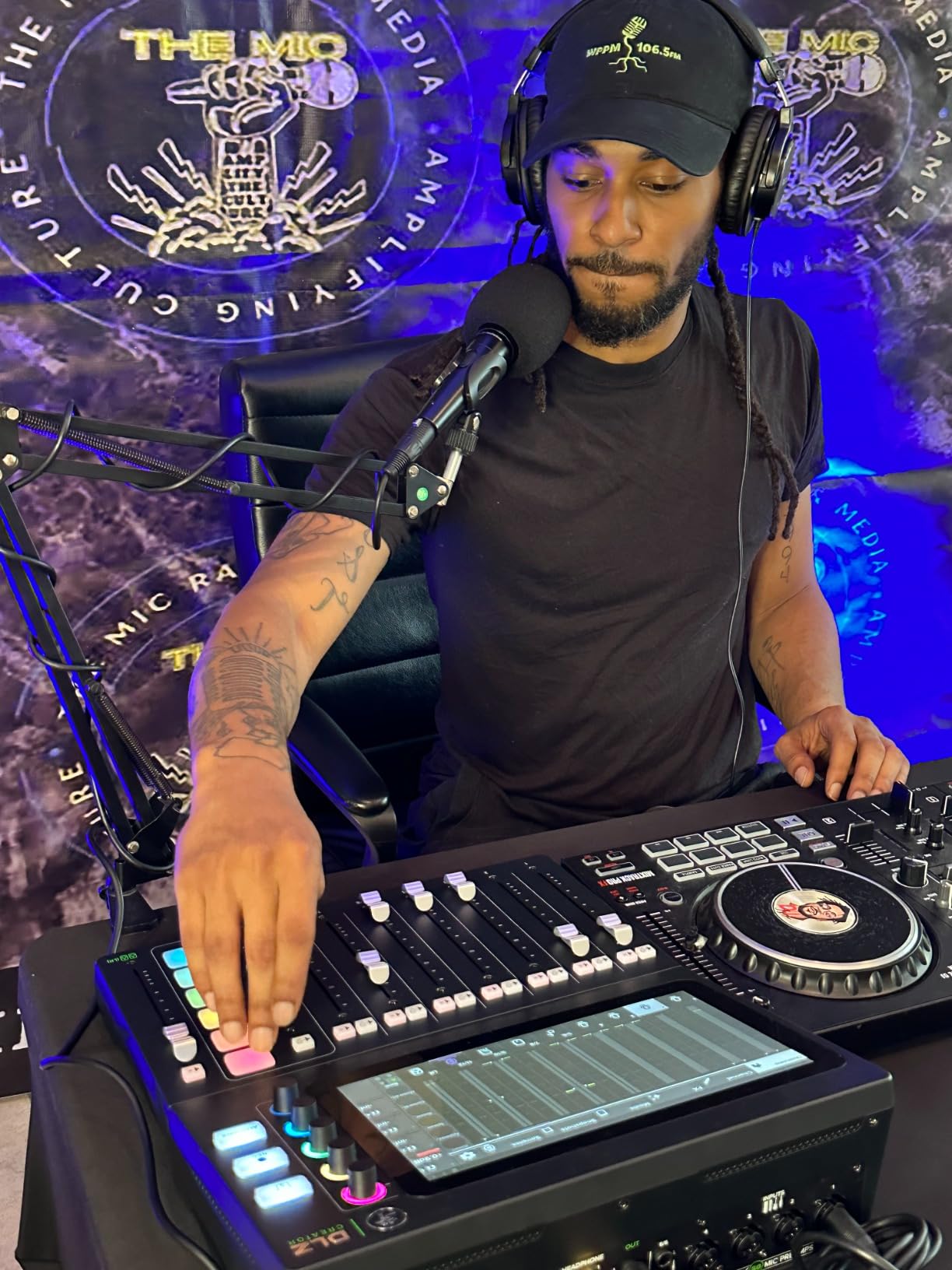 Mackie DLZ Creator Adaptive Digital Mixer for Podcasting, Streaming and YouTube with User Modes, Mix Agent Technology, Auto Mix, Onyx80 Mic Preamps customer photo 2