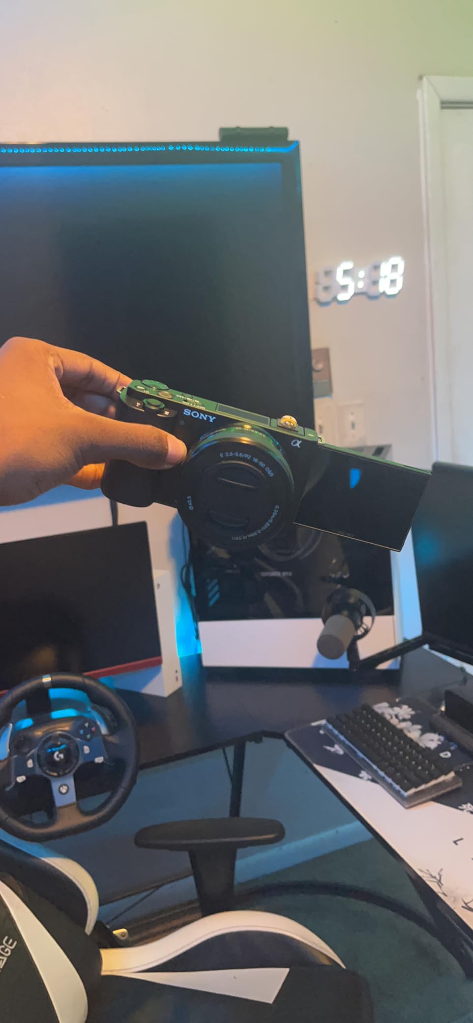 Sony ZV-E10 Mirrorless Camera with 16-50mm Lens, 128GB Extreem Speed Memory,.43 Wide Angle & 2X Lenses, Case. Tripod, Filters, Hood, Grip,Spare Battery & Charger, Editing Software Kit -Deluxe Bundle customer photo 2