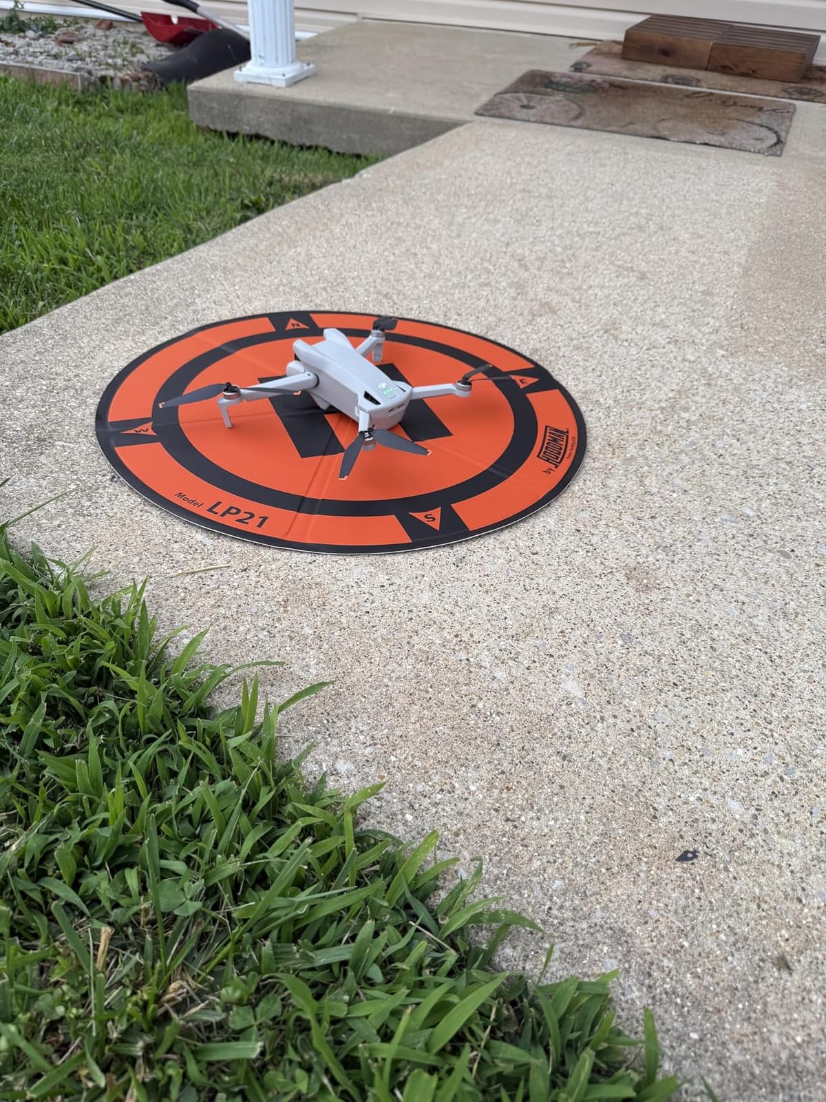 Hoodman Weighted Trifold UAV Drone Landing Pad LP21 fits Mini 4 Pro, mini 3 pro, mavic and spark. Durable, No Stakes Required, collapses to one sixth of deployed size customer photo 1
