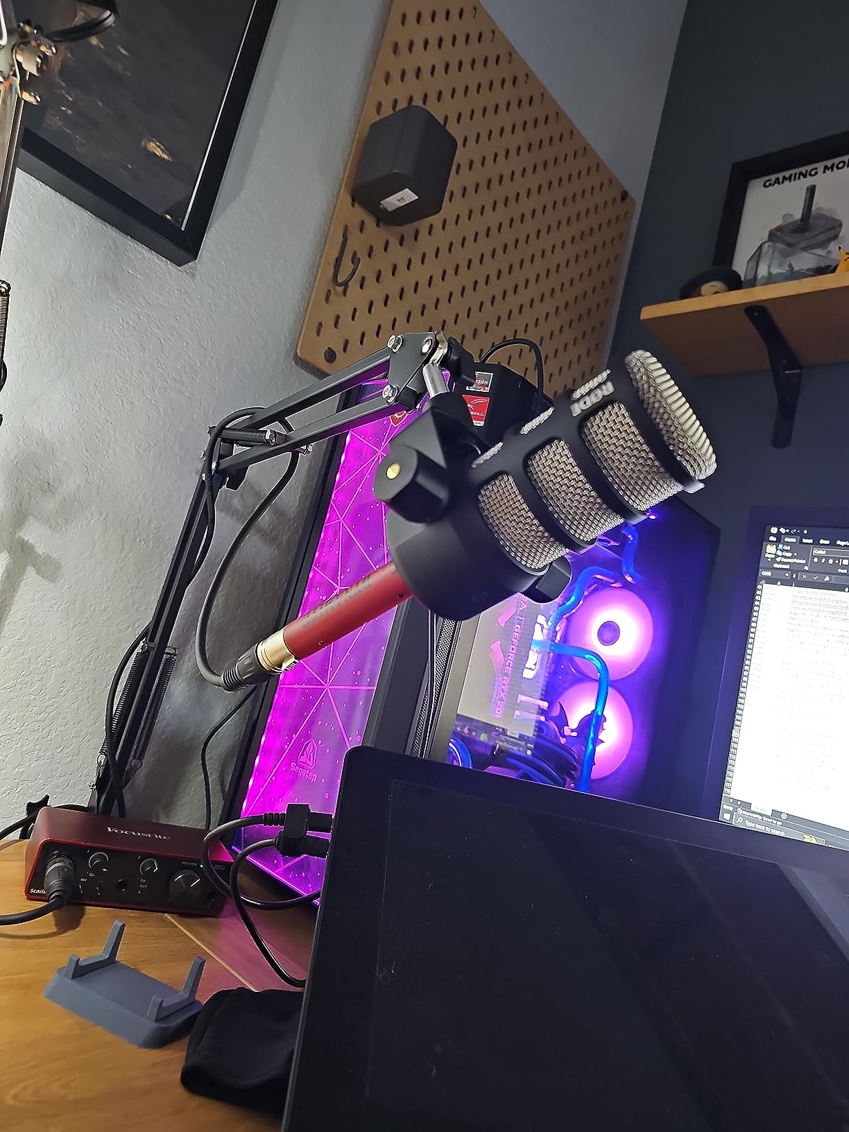 SE ELECTRONICS DM1 Dynamite Ultra-Slim Inline Microphone Preamp for Ribbon & Dynamic Microphones - Mic Preamp with +28dB Gain for Clean, Natural Sound - Ideal for Podcasting & Live Sound (Black) customer photo 1