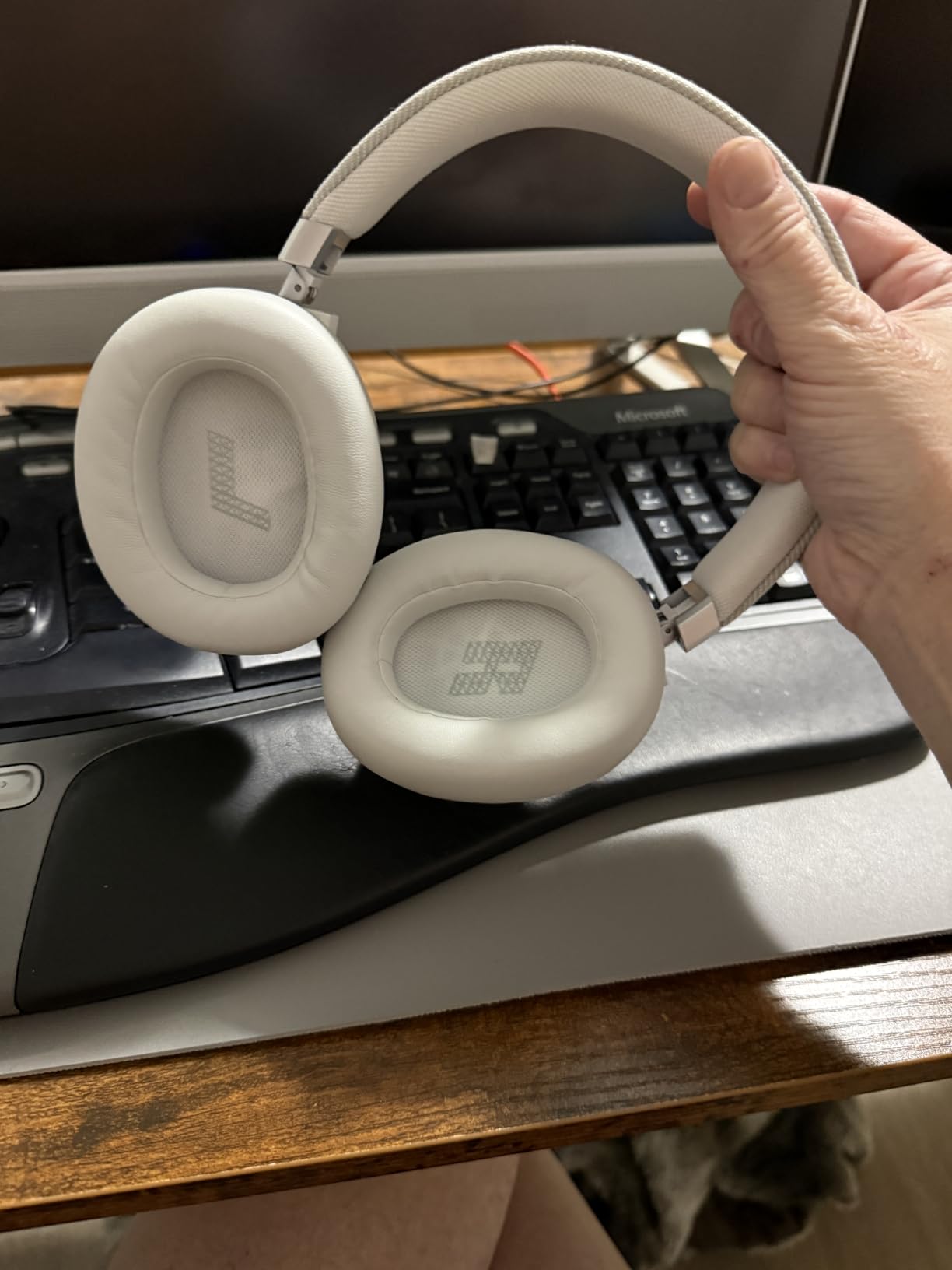 JBL Live 770NC - Wireless Over-Ear Headphones with True Adaptive Noise Cancelling with Smart Ambient, Up to 65 Hours of Battery Life, Comfort-fit Fabric Headband & Carrying Pouch (Black) customer photo 1