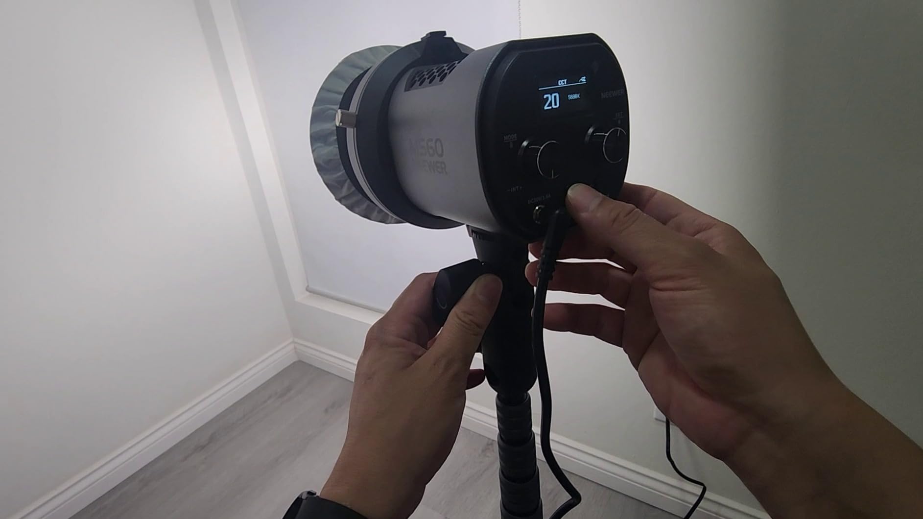 NEEWER MS60 LED Video Light with 2.4G/APP Control, 65W 5600K Daylight Mini COB Continuous Output Lighting, 40000lux/1m, CRI 97+/TLCI 98+, 9 Scenes, 0-100% PWM Dimming, Bowens Mount Adapter customer photo 2