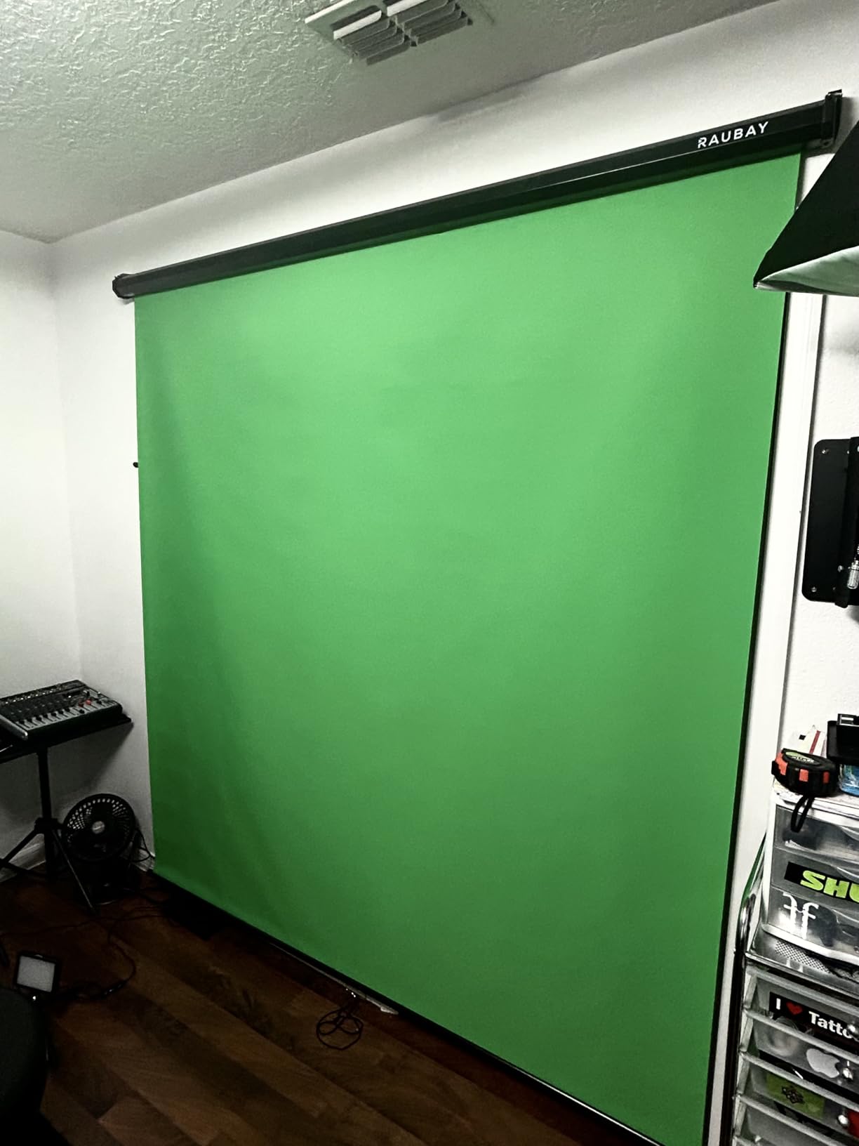 RAUBAY 59.8 x 86.6in Retractable Pull Down Green Screen Chroma Key Backdrop customer photo 1