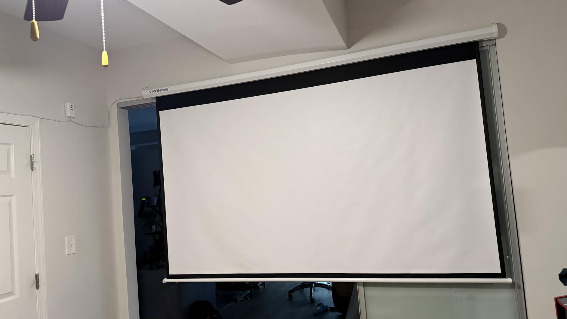 VIVOHOME 84 Inch 16:9 Motorized Projector Screen, Black customer photo 1