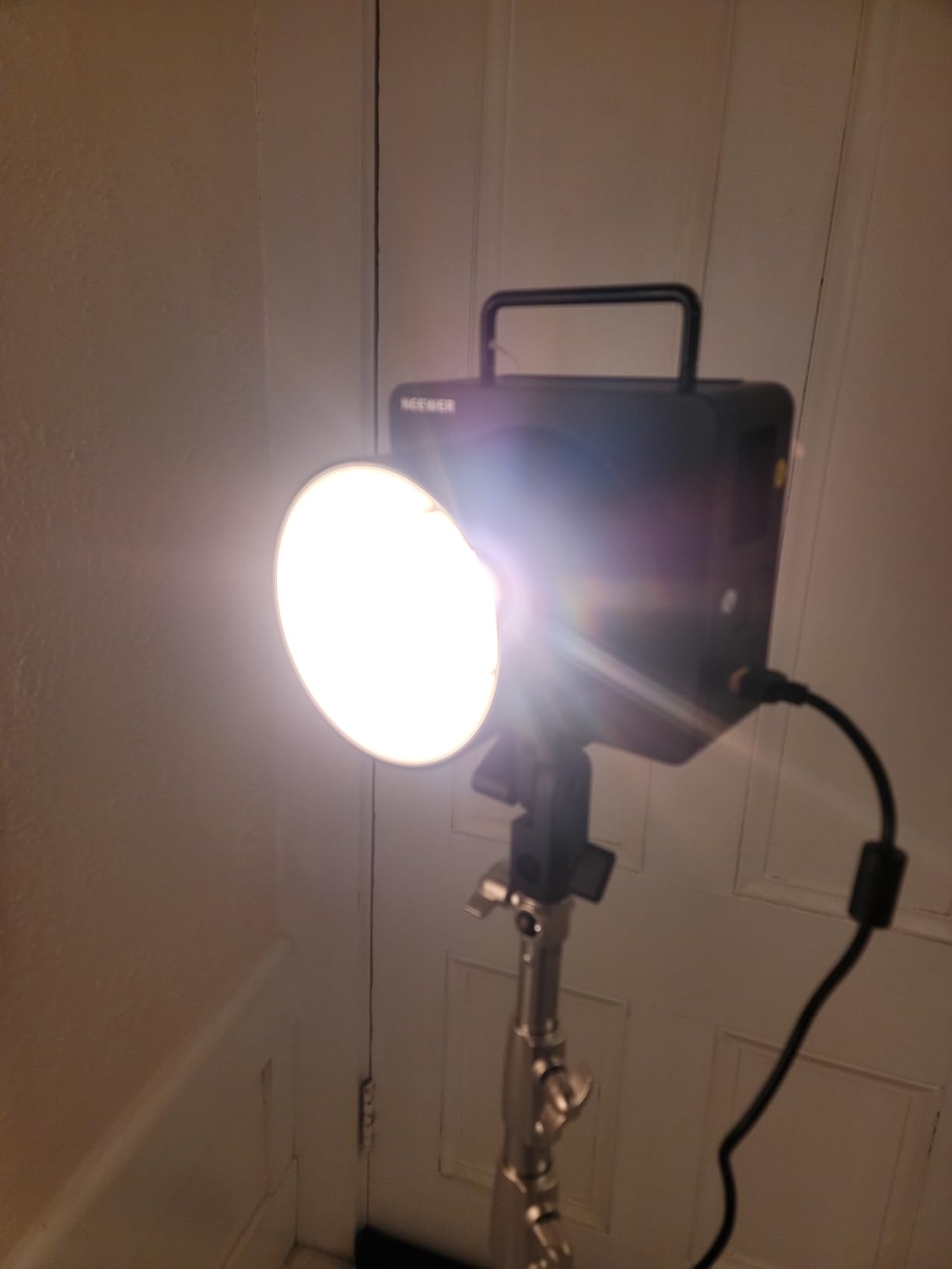 NEEWER Q6 600Ws 2.4G TTL Outdoor Studio Flash App Control, Compatible with Godox, 1/1-1/512, 1/8000 HSS 3000mAh Strobe Light, 30W Bi Color LED Modeling Lamp/400 Full Power Flash/0.01-0.9s Recycle customer photo 2