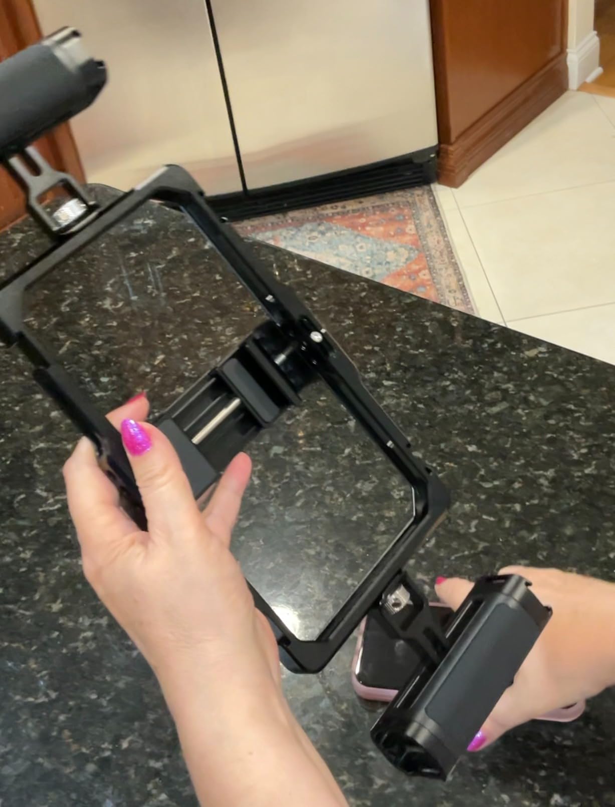 NEEWER Universal Phone Cage, Smartphone Video Rig with Quick Release Mounts Cold Shoes for Videomaker Filmmaking TikTok Vlogging Phone Video Stabilizer Holder Compatible with iPhone Samsung, PA039 customer photo 1