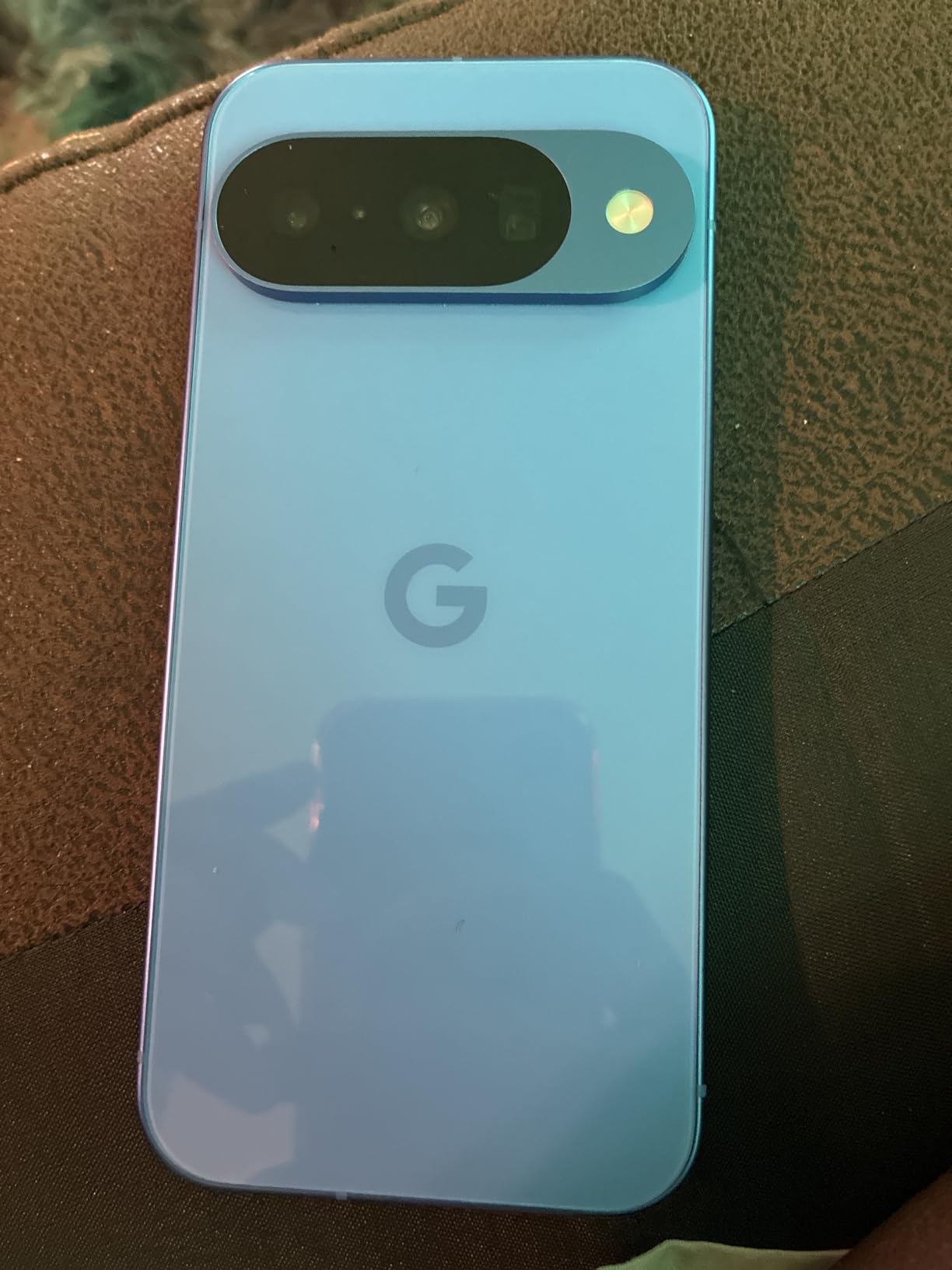 Google Pixel 10 - Unlocked Smartphone with Gemini - Indigo - 128 GB customer photo 2