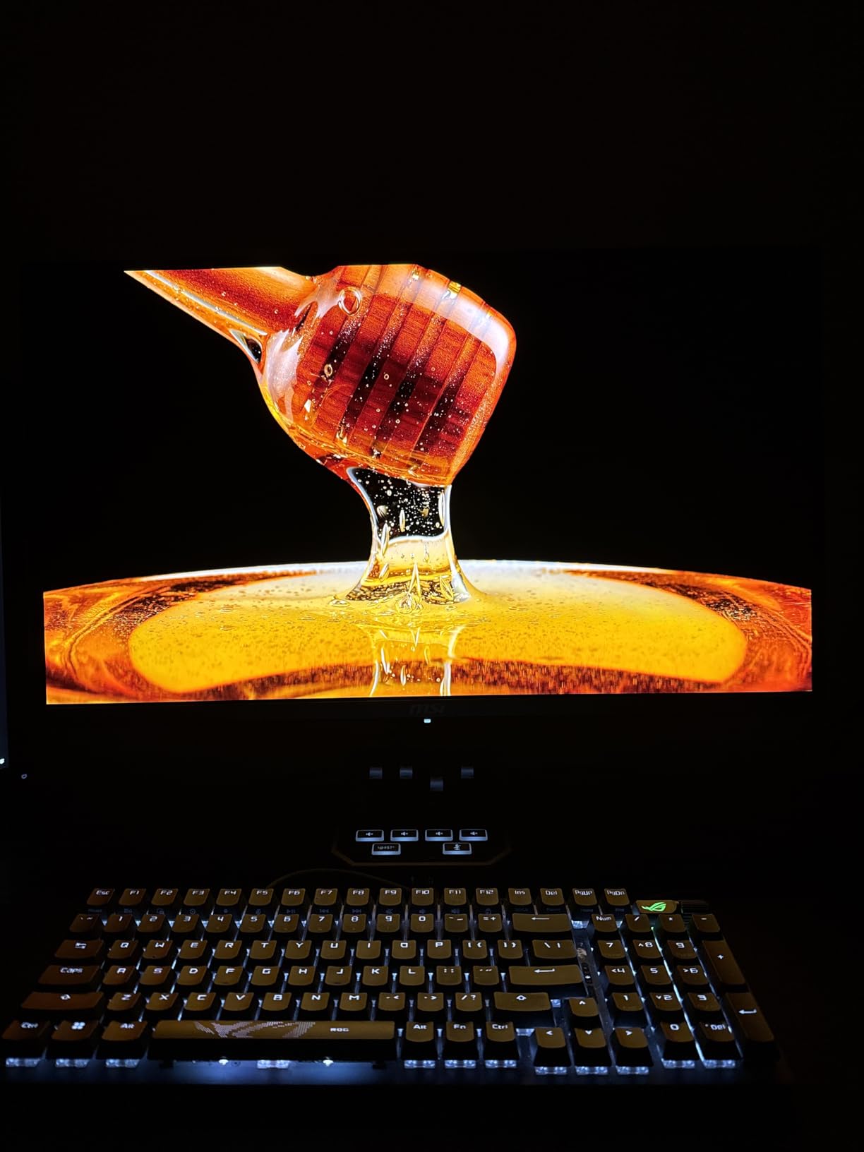 msi MAG 272UP QD-OLED X24 27-Inch 4K UHD Gaming Monitor, 3840 x 2160, Quantum Dot OLED Panel, 240Hz, 0.03ms, DisplayHDR True Black 400, AMD FreeSync™ Premium Pro, USB C (15W PD), Frame-Less, Black customer photo 1