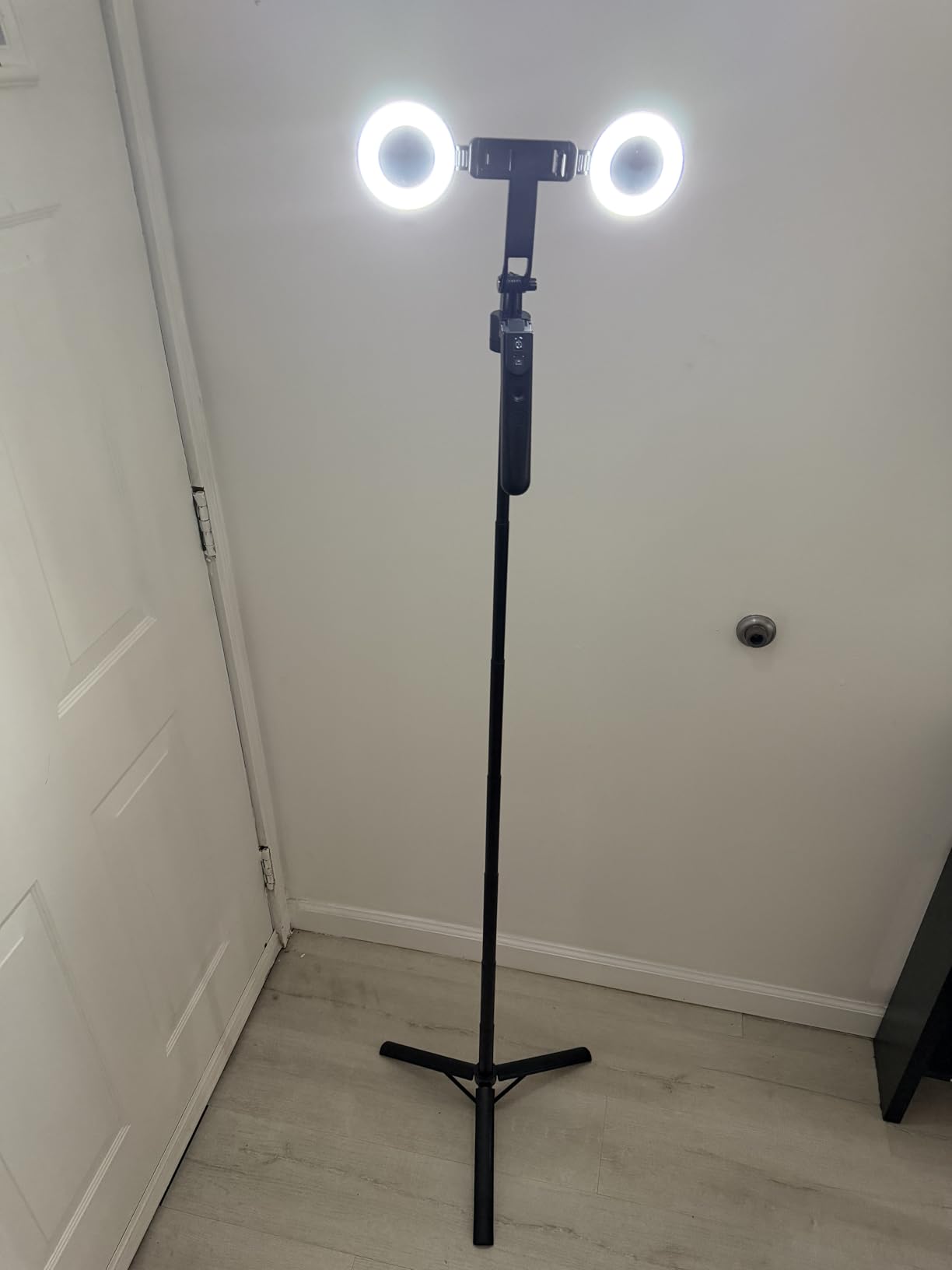 Content Creator Vlogging Kit for iPhone/Android,70-inch Auto Face Tracking Tripod for iPhone with Light and Wireless Microphones,TikTok/YouTube Starter Kit customer photo 1