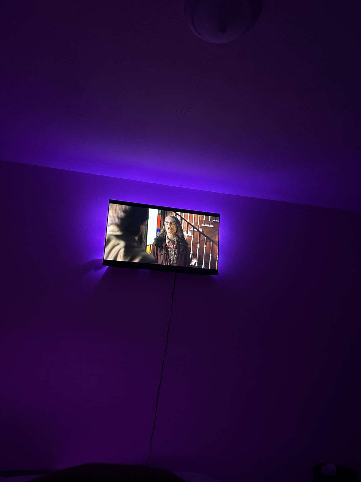 GIPOYENT TV LED Backlight with Camera, 10.5FT RGBIC Screen Sync Lights for 32–50 Inch TVs & PC Monitors, Music Sync LED Strip Lights with App for Gaming, Movies, Bedroom customer photo 1