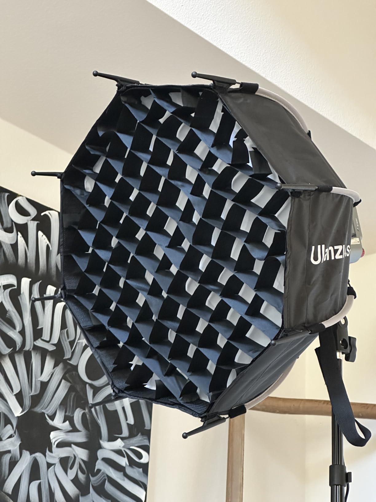 ULANZI FOLD QS30 Octagonal Softbox, 11.81 inch/30cm Mini Bowens Mount Quick Release Octagonal Softbox with Soft Cloth & Honeycomb Grid, Lightweight & Foldable Portable Light Diffuser for COB Light customer photo 2
