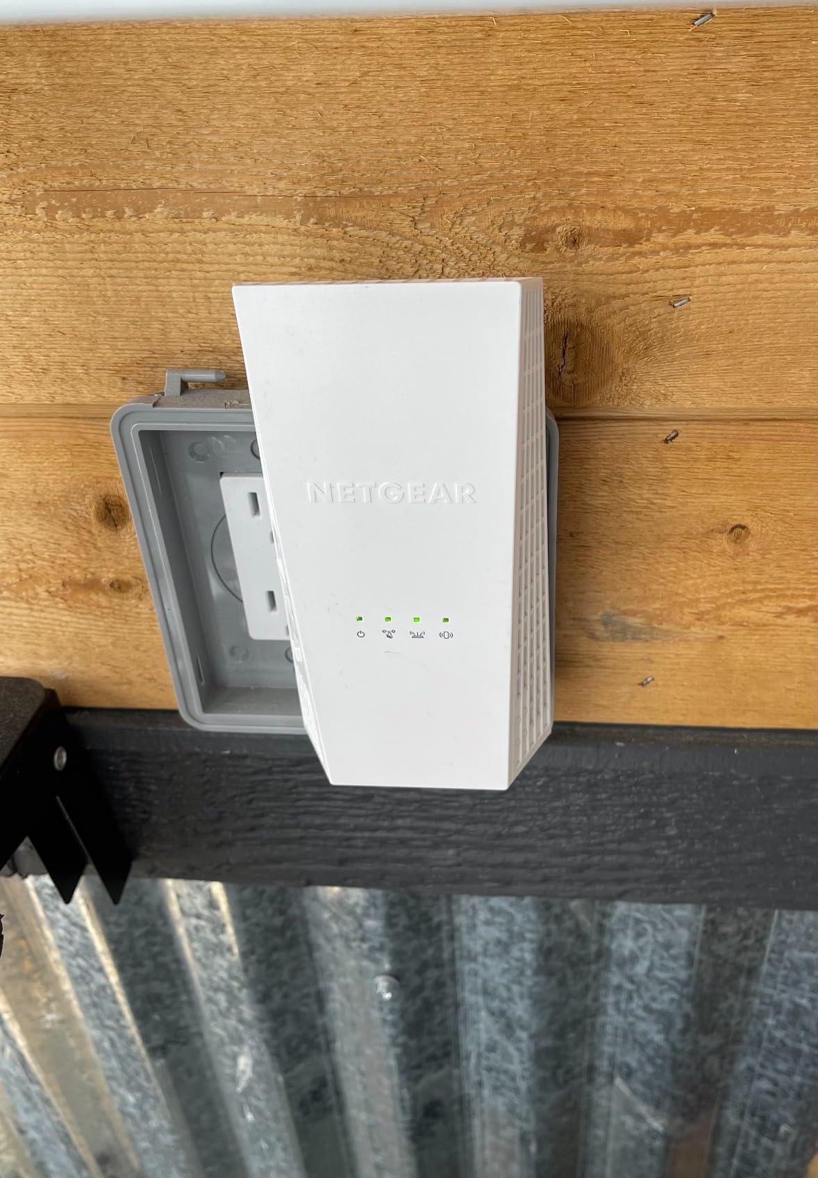NETGEAR WiFi Extender EX6400, up to 2,100 sq ft, 1.9 Gbps customer photo 2