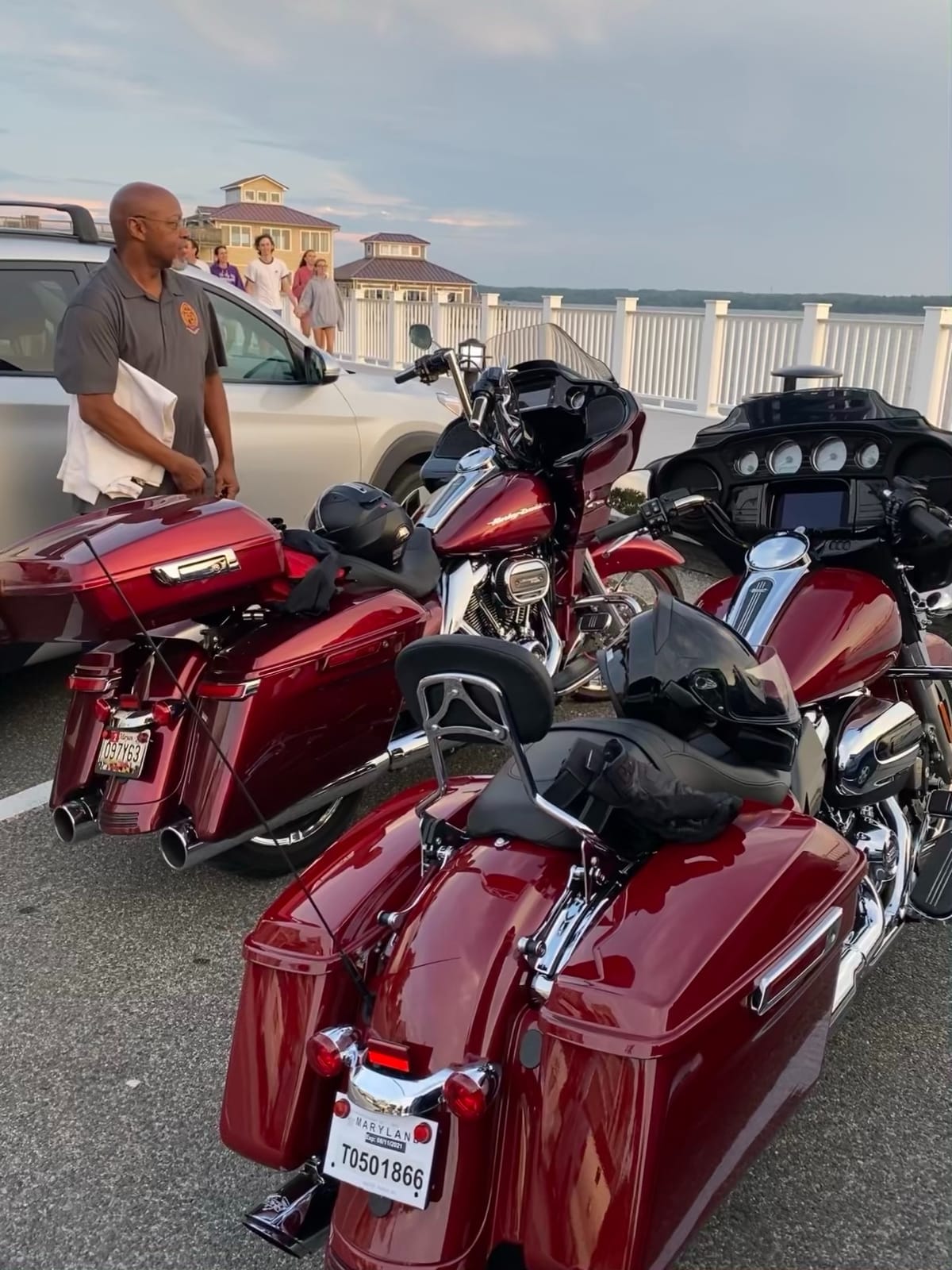 Vance and Hines 16672 Twin Slash Round 4in. Chrome Slip-On Exhaust for Harley Davidso -Touring-2017 and 2018 Models ONLY customer photo 1