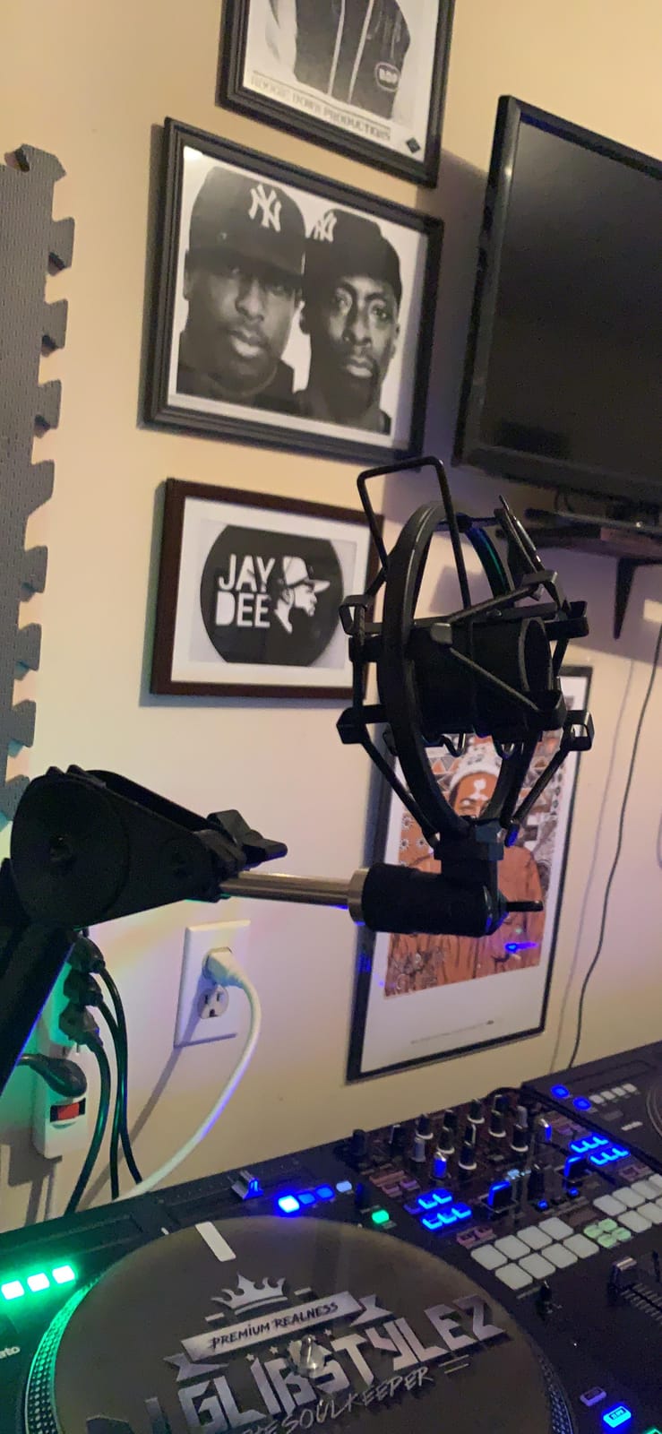 Microphone Shock Mount Mic Holder For Samson Q2U SM58 ATR2100-USB Behringer Xm8500, Mic Clip Holder Mount for Diameter 28mm-32mm Dynamic Microphone Like AT2005-USB PGA48 PGA58, Boseen customer photo 1