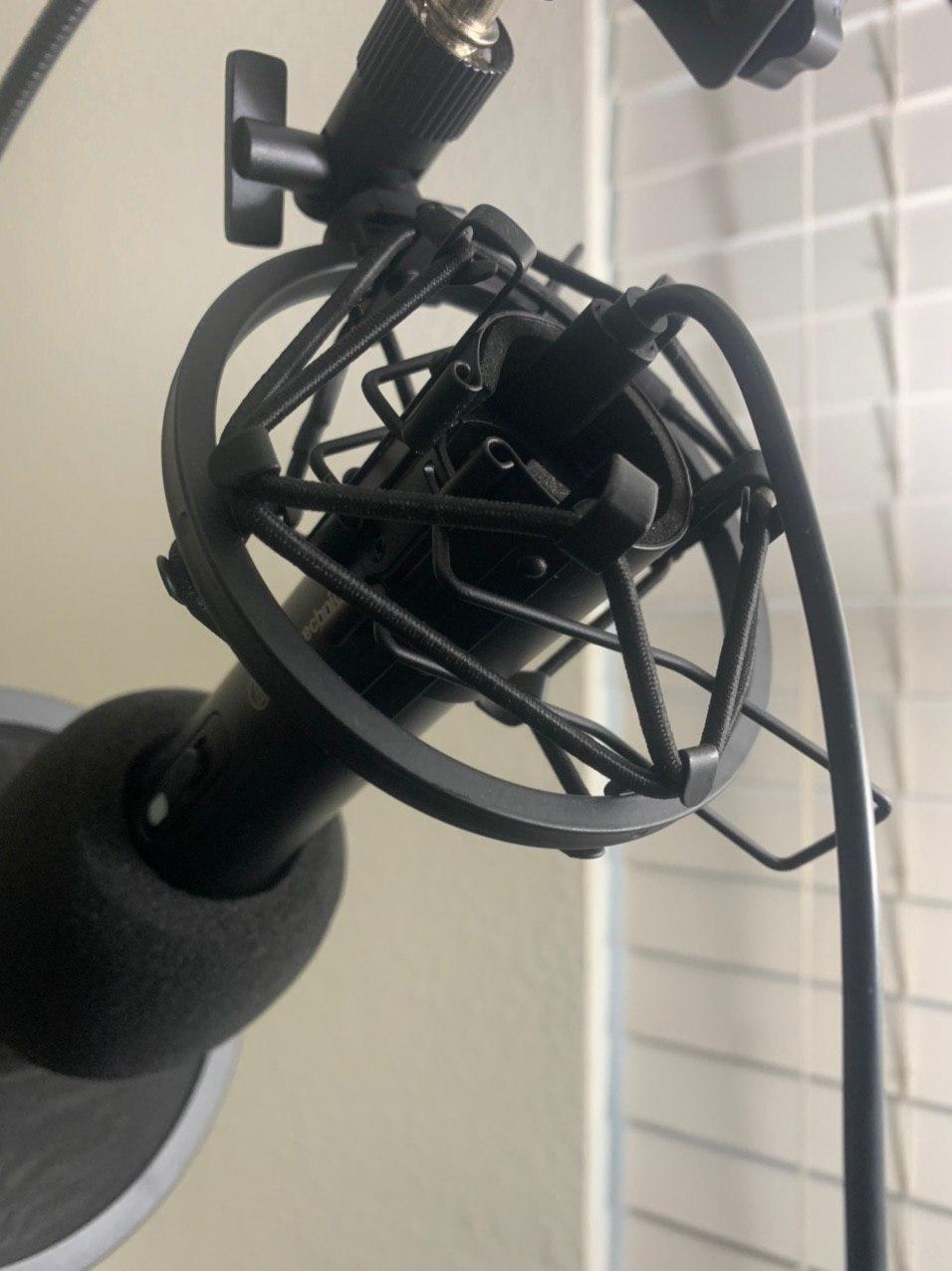 Microphone Shock Mount Mic Holder For Samson Q2U SM58 ATR2100-USB Behringer Xm8500, Mic Clip Holder Mount for Diameter 28mm-32mm Dynamic Microphone Like AT2005-USB PGA48 PGA58, Boseen customer photo 2