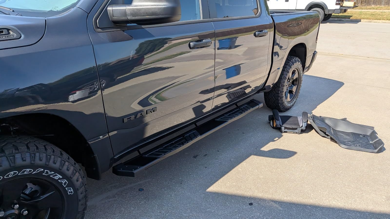 COMNOVA Aluminum Running Boards for 2005-2023 Toyota Tacoma Double/Crew Cab customer photo 2