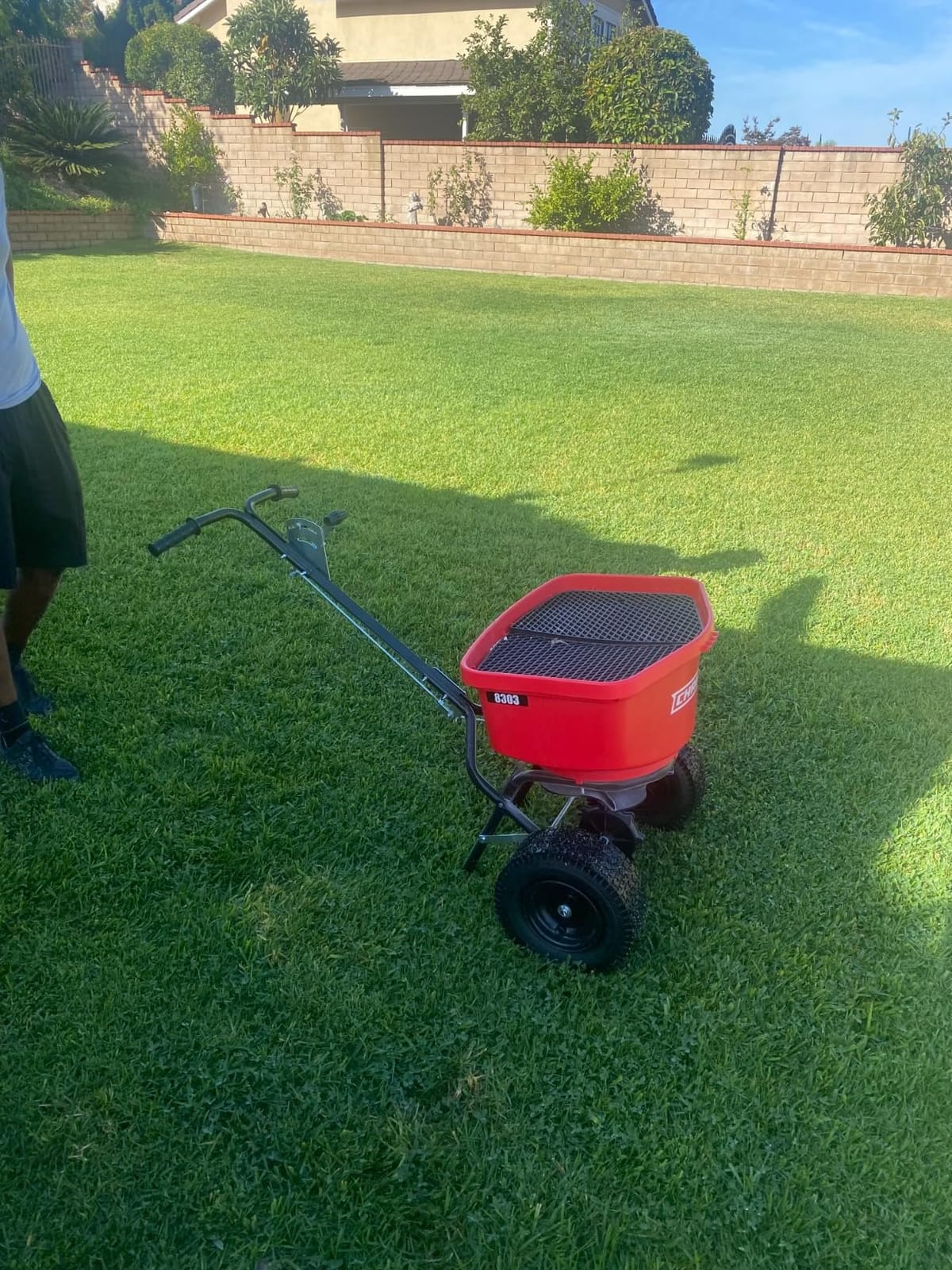 CHAPIN International 8304C 100-pound Contractor Turf Broadcast Spreader, 1-Pack, Black customer photo 1