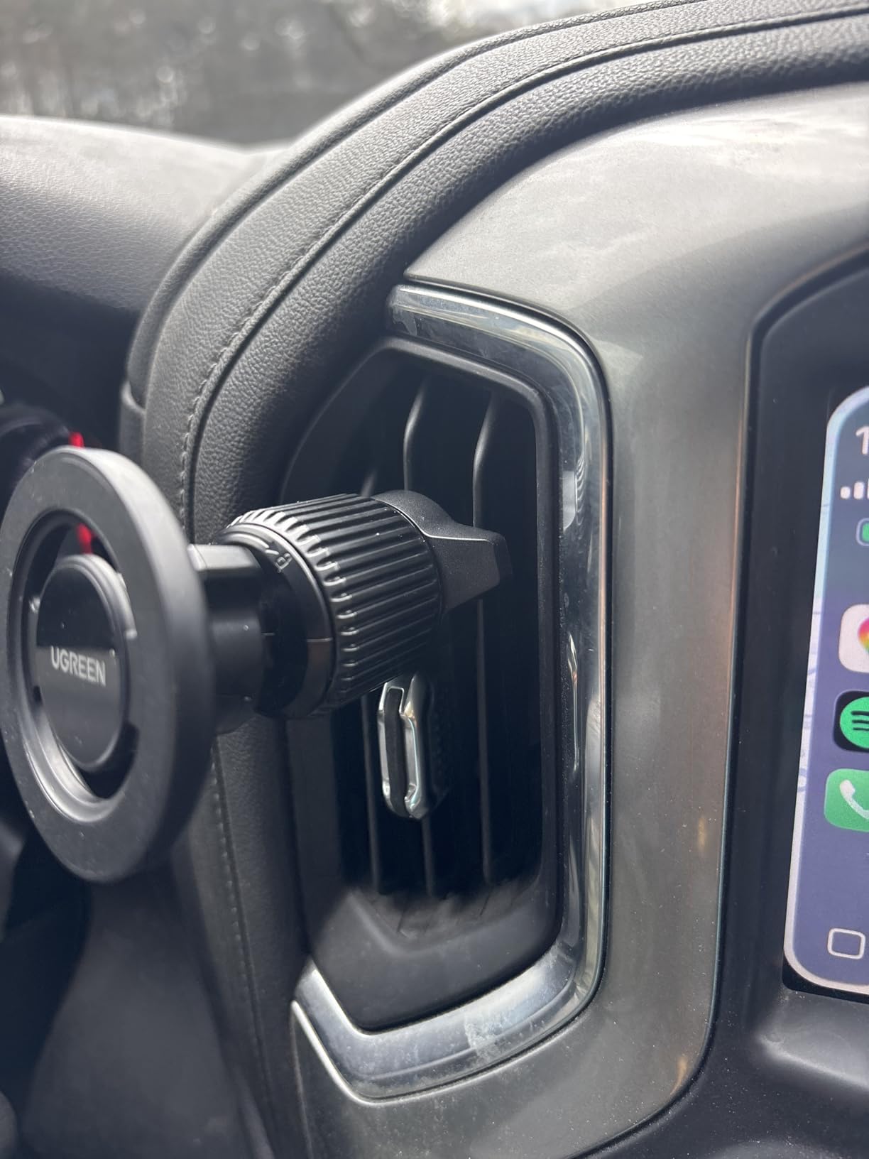UGREEN Car Phone Mount for Magsafe Air Vent Car Mount Magnetic Phone Holder Compatible with iPhone 17 16 15 14 13 12 Pro Max, Strongest Magnet Black customer photo 1