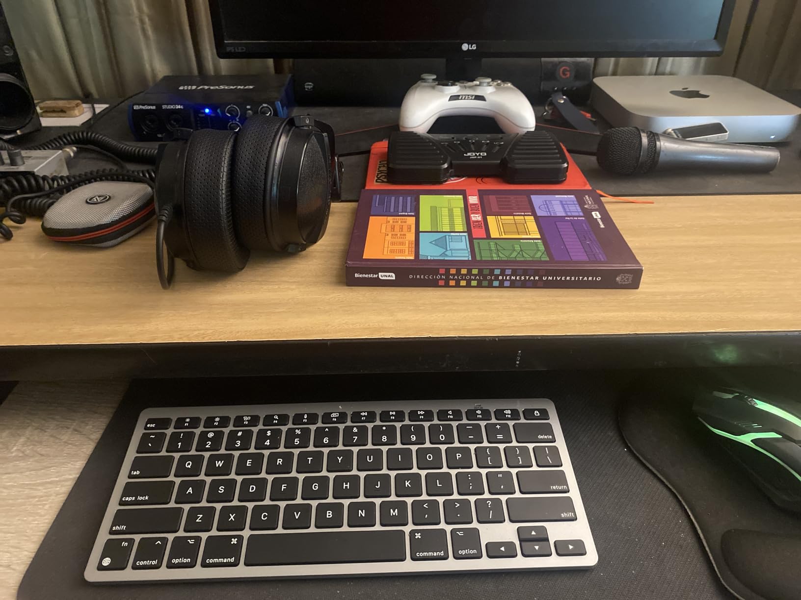 OMOTON Ultra-Slim Wireless Keyboard for Mac (MacOS 10.10+), Compact Size customer photo 2