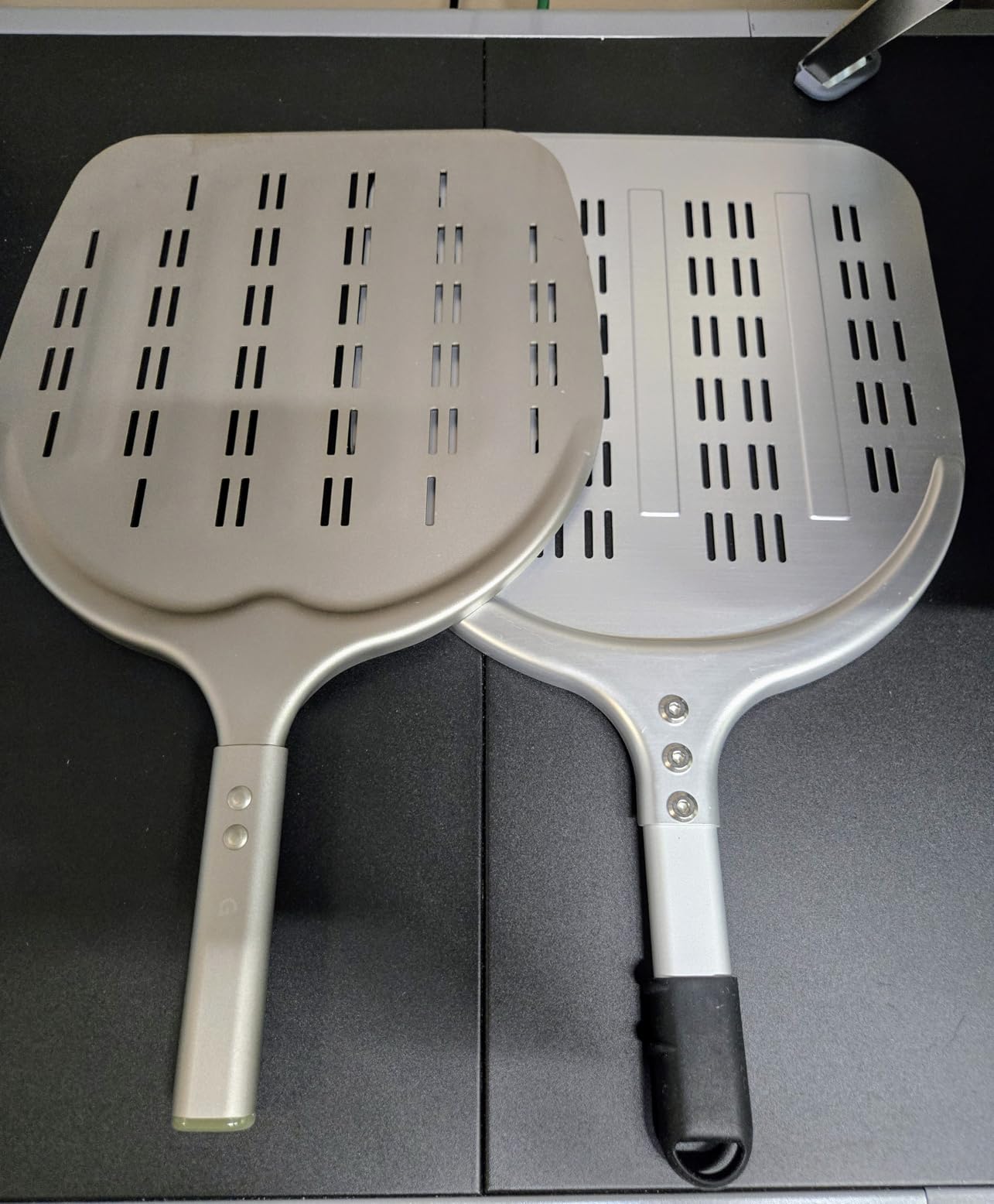 Pizza Peel – 12'' Aluminum Perforated Launch Placement Retrieving Peel – Metal Hanging Hook – Lightweight Turning Peel – Non-stick Pizza Paddle – Outdoor Pizza Oven Accessories customer photo 2